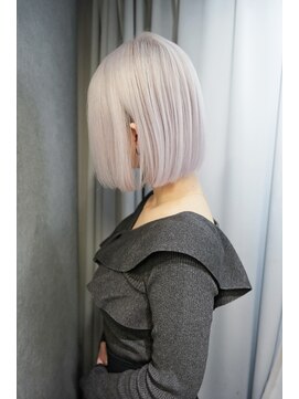 リラス 博多(rilas) ホワイトカラー デザインカラー 切りっぱなしボブ