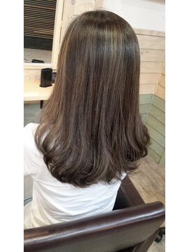 アトレ コウベ(Attrait KOBE) ３Ｄ×ツヤ感ストレート