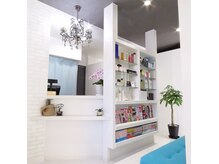 美容室セラヴィの雰囲気（白を基調とし、個室感のある店内。リラックスできる空間です！）