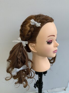 アヴソリューク(Absoluk) 編み込みアレンジツインテール