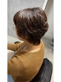 パーマのうねりに合わせたすっきりヘアスタイル