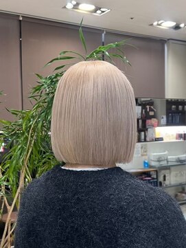 ブリーチカラー/ホワイトベージュ/切りっぱなしボブ