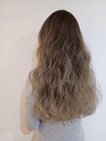 ツムグ 代官山 中目黒(TUMUGU)&nbsp;脱白髪染めハイライトホワイトグレージュふんわりカール