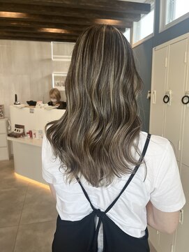 プラス ファースト ヘア(Plus 1st) コントラストハイライト×グレージュ×外巻き