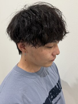 ヒュイル バイ ニアウ(Hwyl by Niau) メンズマッシュウルフパーマ波巻パーマ無造作パーマツーブロック