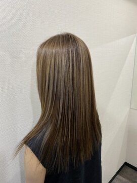 ベルポ(Bellpo) ブリーチでハイライトしてからグレージュでオンカラー