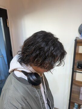 オーバー 町田店(OVER) 縦落ちのシャープな質感ツイストスパイラルパーマ