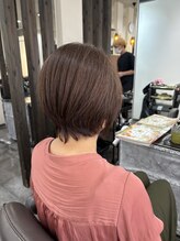   一人一人の髪質に合わせた「イルミナ・コレストン」選定。薬剤の質が仕上がりを左右する！