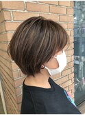 脱白髪染めハイライトにショートヘアを