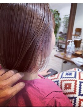 ルーツヘアー(Roots hair) インナーカラーブリーチとカラー切りっぱなしボブ