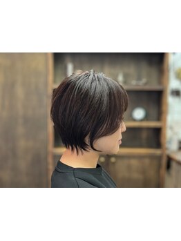 〈顔周りの形はスタイルの命!!〉360度どこから見ても美しい計算されたシルエットで小顔見え効果抜群！