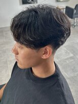 ヒュイル バイ ニアウ(Hwyl by Niau) メンズカットニュアンスパーマセンターパート刈り上げショート