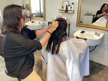 オブシグマ(of SIGMA)の写真/【半個室貸切】0歳～小学生まで一緒に来店・施術OK！隣で施術を受けられるから安心♪膝の上でのカットも◎