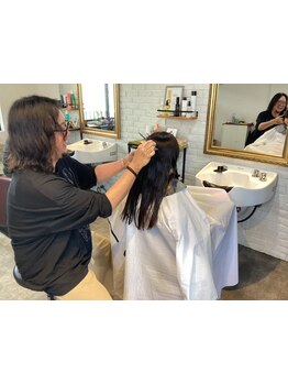 【半個室貸切】0歳～小学生まで一緒に来店・施術OK！隣で施術を受けられるから安心♪膝の上でのカットも◎