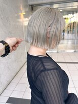 カケ(kake)&nbsp;シルバーベージュ×タイトワンレンボブ