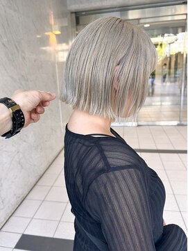 カケ(kake) シルバーベージュ×タイトワンレンボブ