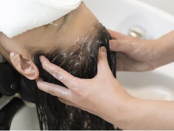 アネモナ(anemona)の写真/ユメシャンプー使用で癒しのヘッドスパ＊絶妙な力加減のマッサージで頭皮をほぐし、芯から健やかな美髪へ。