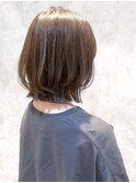 切りっぱなしくびれボブ　レイヤー　アッシュベージュ　外ハネ