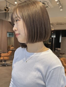 ビュートリアム 南青山(BEAUTRIUM) ミニボブ 切りっぱなしボブ 前髪カット ハイライトカラー 表参道