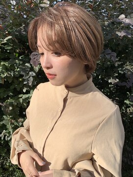 柔らかベージュ×ブリーチダブルカラー×イメチェン小顔ショート