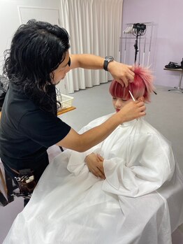 実力派スタイリスト在籍。カジュアルもエッジのきいた個性派スタイルも高い技術力で格上のスタイルに！