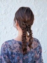 ビーワールド(B WORLD)&nbsp;【ももか】編み込みツインアレンジ｜大人フェミニンヘア