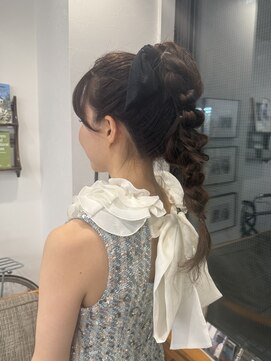 ポール(pole) 札幌ヘアセットアレンジ ゆるっと編み下ろしポニー