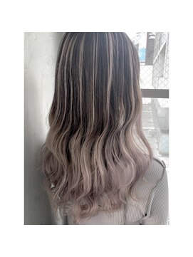 ラリー(Larry) ホワイトバレイヤージュ×セミロング