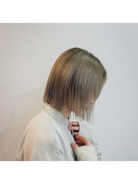サクラ オモテサンドウ(SAKURA) 切りっぱなしボブ×グレージュ