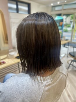 アンドユー(& you.)の写真/ダメージを抑えたストレートで憧れのうる艶髪へ―…。まっすぐになりすぎないナチュラルストレートを実現！