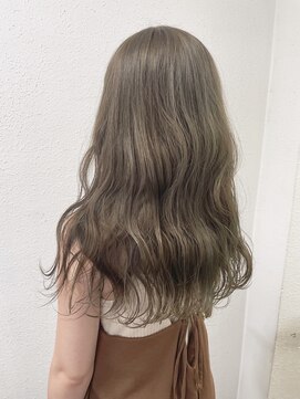 ジェナ(Jena) ウェーブスタイルはアッシュグレーカラーで透明感+