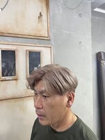 モノ アンド イニ(Mono & inni)&nbsp;ハイトーン×センターパートミルクティーベージュカラー