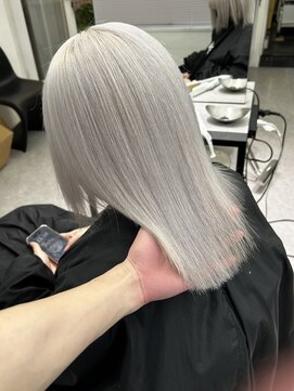 イル(iLe.) ブリーチ/クラゲヘアー/小顔/レイヤーカット/オリーブグレー