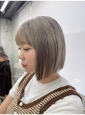 切りっぱなしボブ/ミルクティーグレージュ／ブリーチ