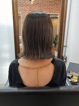 ヴィップルーム(viproom) 美髪ホワイトグレージュネビージュ大人かわいいこなれミディ