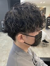 ビジネスシーンでも活躍◎緩めの波巻きスパイラルパーマスタイル！センターパートで印象を爽やかに[高崎]