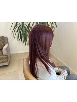 気になるクセやうねりを解消し、ナチュラルな仕上がりに♪ダメージレスで自然な仕上がりの縮毛矯正が◎