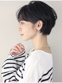 小顔　黒髪　パーマショート　暗髪　　前髪あり　耳かけショート