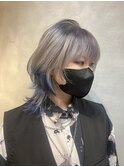 シルバーカラーとネイビーブルーのエンドカラー/ウルフカット