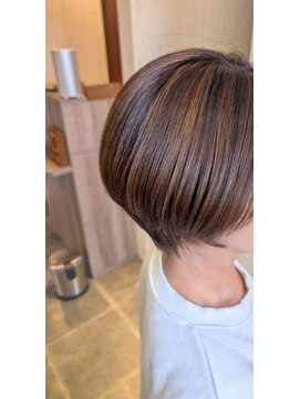 イル(iru) 白髪ぼかしハイライト×ショート