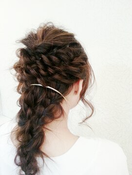 ビューメゾン(BEAU MAISON) 編みおろしルーズアレンジ