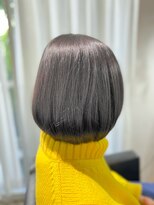 大人可愛い白髪ぼかしダークアッシュナチュラルショートボブ