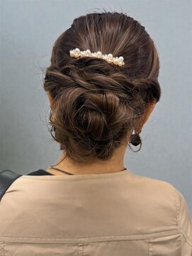 美容室 アドン(Adorn) 低めシニヨンスタイル