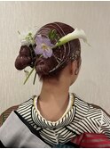 【徳岡紀香】タイトなアレンジに生花と水引きで華やかに