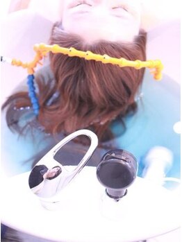 アメイズトーキョー 札幌大通(Amaz! tokyo)の写真/美脳へ導くヘッドスパ☆トリートメントで髪質改善を実現し、潤いのある美髪を手に入れましょう！