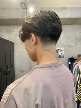 グッドプレイスアンドシング(Good Place&thing) メンズ刈り上げマッシュセンターパートテーパーフェード