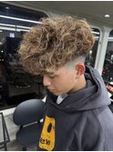 スキンフェードスパイキーショートパーマ短髪刈り上げ