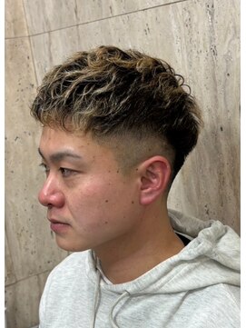 理容 鮎川 スキンフェードにパーマON