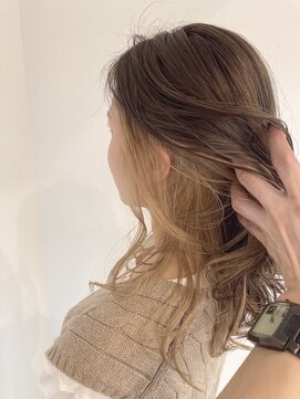 オーシー 四ツ井店(O'sea) ホワイトベージュカラー