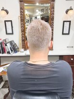 オブヘアーギンザ(Of HAIR GINZA)&nbsp;メンズホワイトブリーチ×刈り上げバーバースタイル